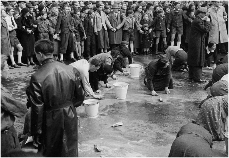 Viennese Jews humiliated and forced to scrub the streets